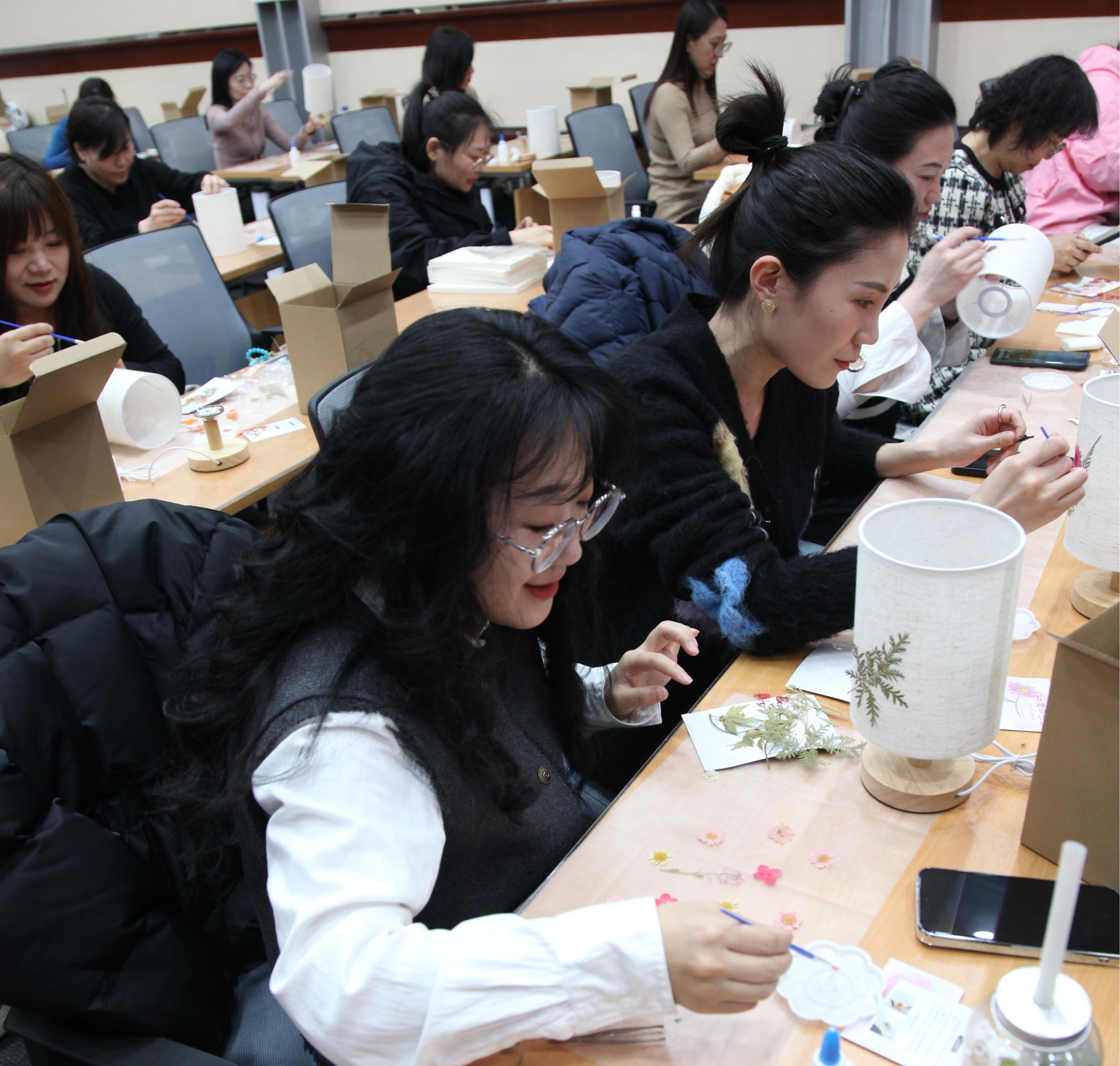 6.女职工造作压花台灯中.JPG